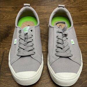 Cariuma Gray Unisex Sneakers